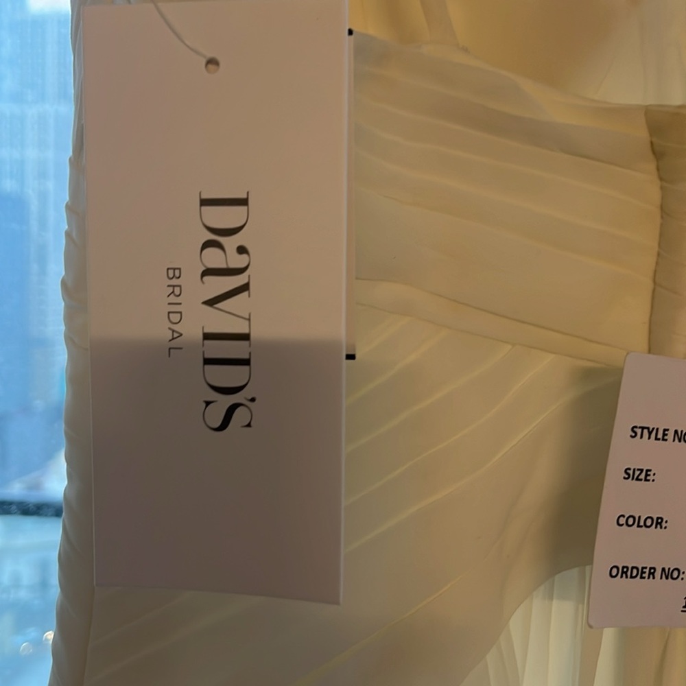 *SOLD* NWT David’s bridal wedding dress in ivory - Picture 9 of 9